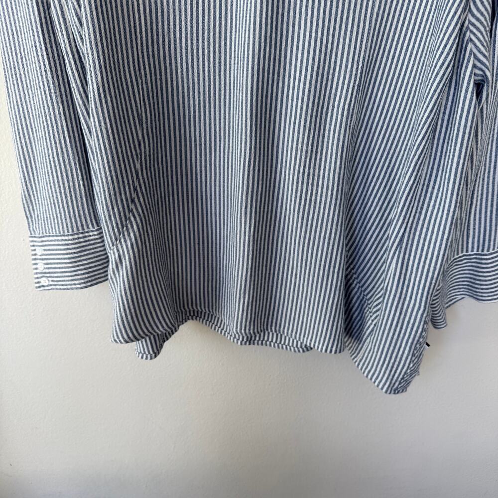 Torrid brand tunic top featuring a blue white vertical striped pattern. Size 2X - Picture 5 of 9